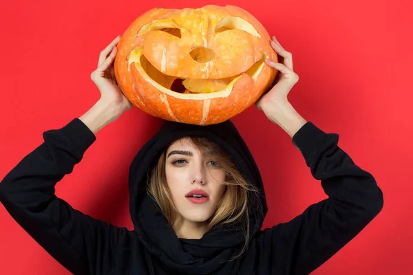 Mulher de Halloween com rosto bonito . — Fotografia de Stock