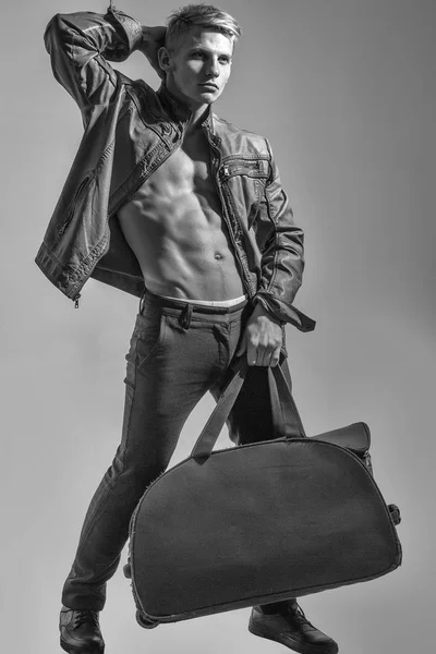 Homem com corpo sexy detém grande saco — Fotografia de Stock