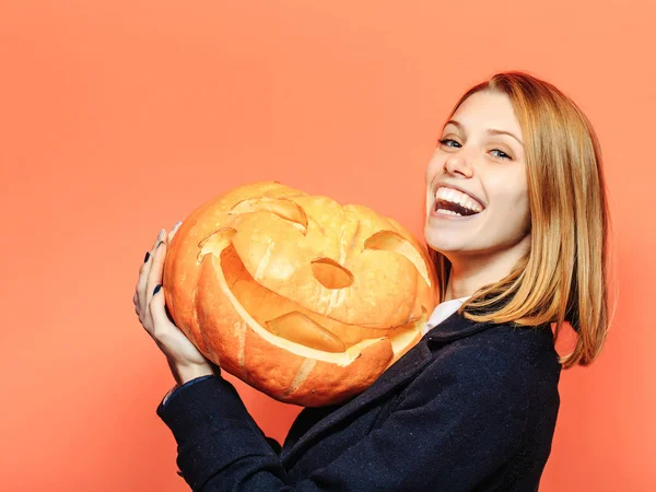 Halloween femme avec visage heureux . — Photo
