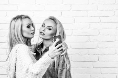 cep telefonu ile kadın oyun