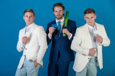 Bir grup insan kartvizit holding