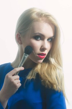 Kırmızı dudaklar toz yüz fırça ile uygulayarak kadınla