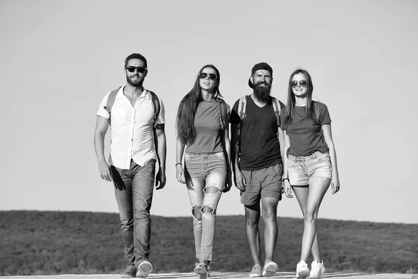 Mannen met meisjes — Stockfoto