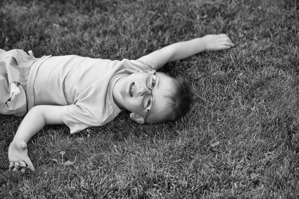快乐宝贝男孩在草地上眼镜的头发 — 图库照片