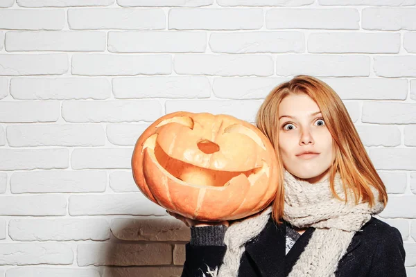 Sürpriz yüz kadınla Cadılar Bayramı.