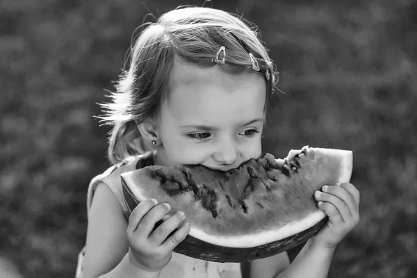 Jongen meisje watermeloen buiten eten — Stockfoto