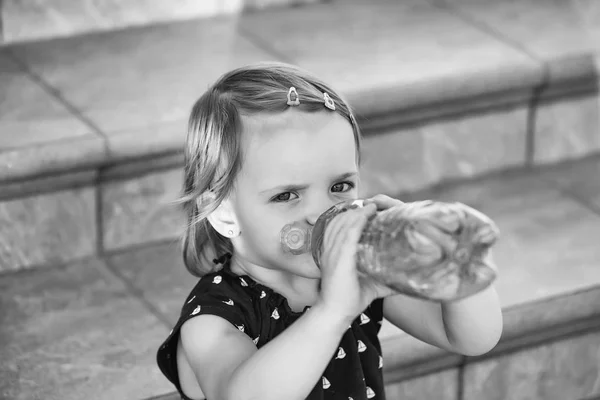 Baby girl drinks water — Stock Photo, Image