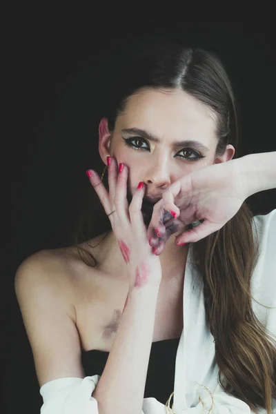 Mujer con maquillaje de moda en pendientes de joyería —  Fotos de Stock