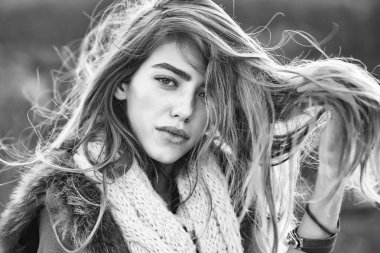 örme eşarp kadınla