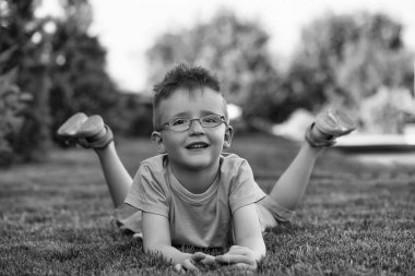 Mutlu bebek çocuk gözlük çimenlerin üzerinde