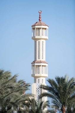 Cami geleneksel Müslüman mimari beyaz ve kahverengi bina