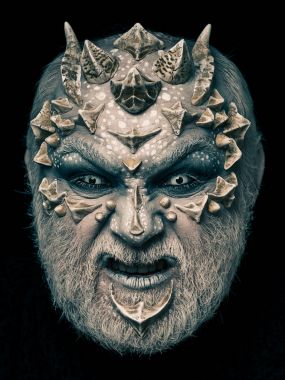 Yabancı veya sürüngen makyaj keskin dikenler ve siğiller ile