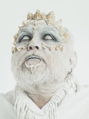 Adam kör gözlerle bakarken