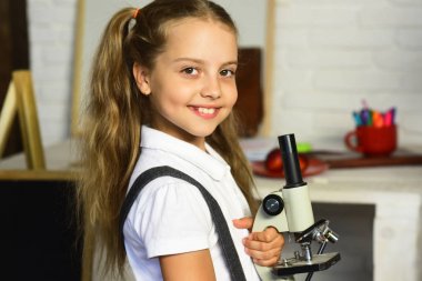 Geri okul kavramı. Çocuk deneme ya da araştırma