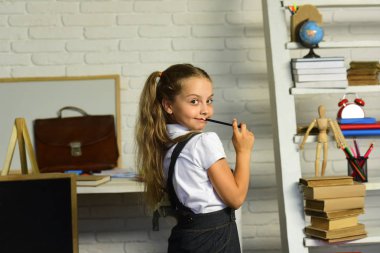 Çocuk okul için hazır hale getirilir. Yüz gülümseyen kız