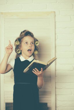 Çocuk okulda okuma.