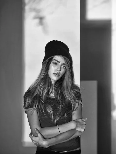 Дівчина з довгим волоссям у сорочці та капелюсі — стокове фото