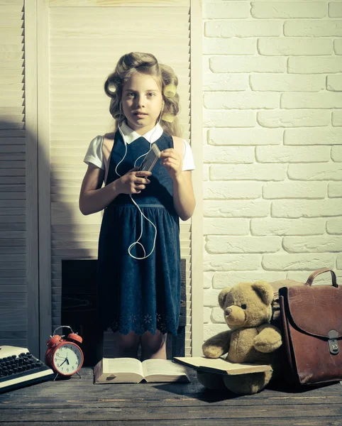 Kleine baby secretaris met een beer en boek. — Stockfoto