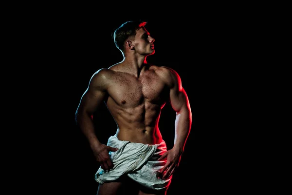 Mann muskulöser Körper in weißer Faszien posiert als Bodybuilder — Stockfoto