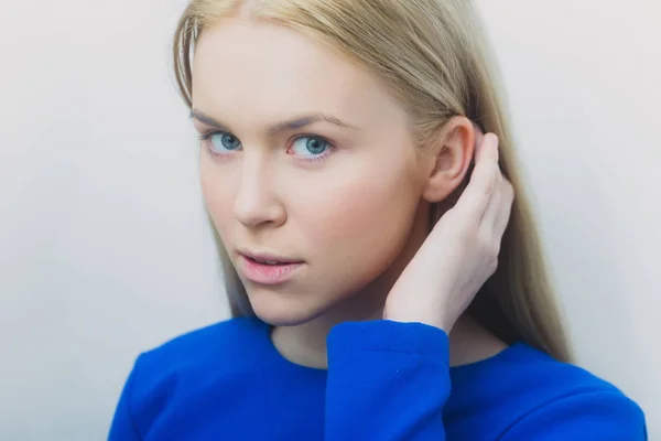 Menina Sem Maquiagem No Rosto Adorável E Cabelo Longo Loiro. Mulher Bonita  Posando No Vestido Azul No Fundo Branco. Cosméticos E Cuidados Com A Pele.  Cosmetologia. Beleza E Cabeleireiro Salão Foto Royalty