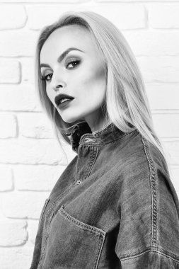 kot pantolon giysili kızı