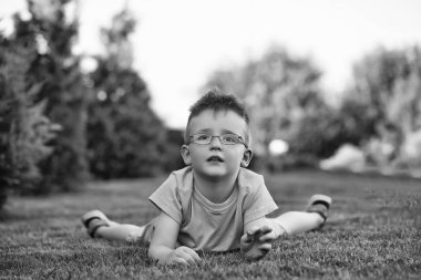 Mutlu bebek çocuk gözlük çimenlerin üzerinde