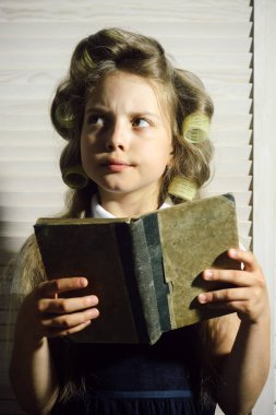 Kıvırıcı saç küçük kızla.