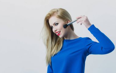 Yüz Cilt toz fırçası ile makyaj uygulayarak kız