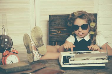 Kıvırıcı saç küçük kızla.