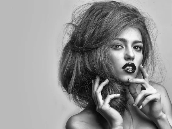 kadın uzun saçlı ve çıplak omuz