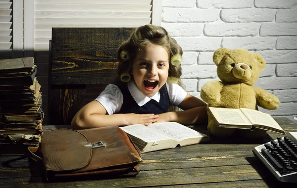 Kleine baby secretaris in kast of bibliotheek. — Stockfoto