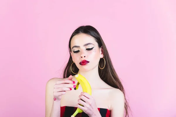 Lány a divatos smink banánnal. — Stock Fotó