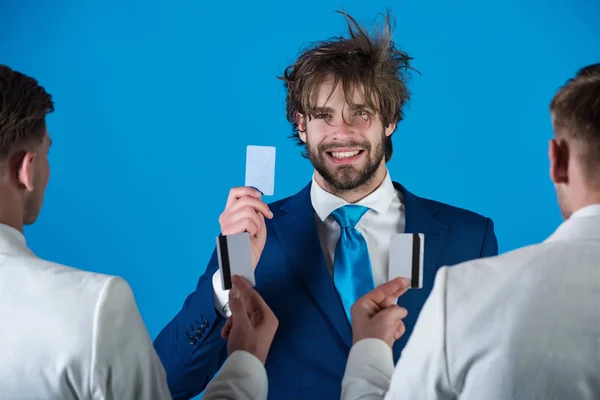 Empresário feliz sorrindo com o rosto feliz e cartão na mão — Fotografia de Stock