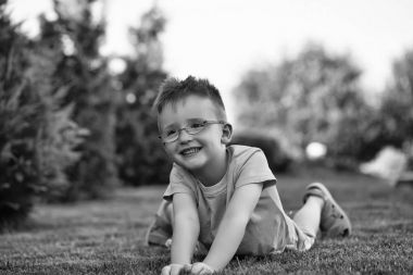 çimenlerin üzerinde bardaklarda erkek bebek