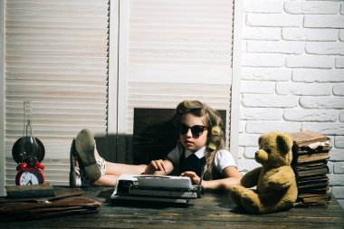 Evrak çantası ve çalar saat ile çocuk.