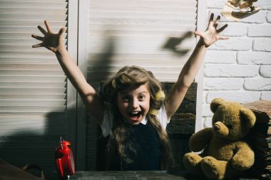 Kıvırıcı saç küçük kızla.