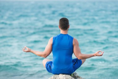 meditasyon plaj sahip yogi.