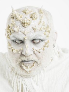 Sürüngen adam kör gözler ve dikenli deri sakal