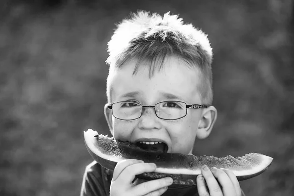 Karpuz yeme bardaklarda saçlı çocuk — Stok fotoğraf