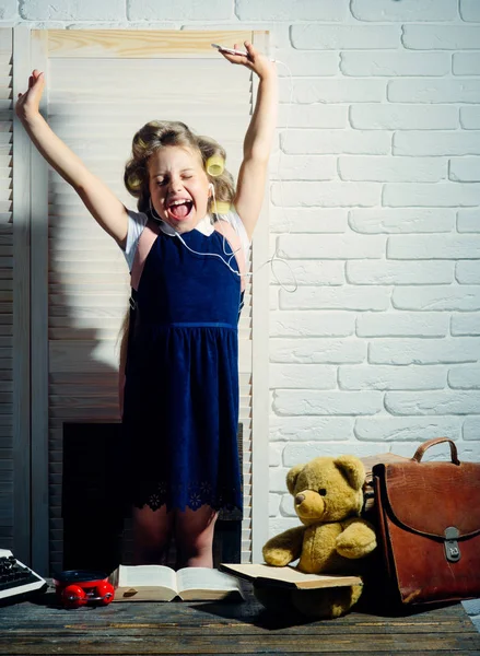 Evrak çantası ve çalar saat ile çocuk.