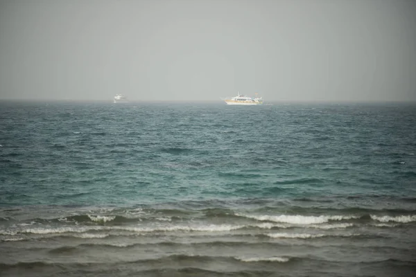 Barco blanco transporte marítimo para vacaciones de verano flotando en el mar —  Fotos de Stock