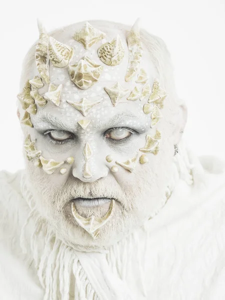 Sürüngen adam kör gözler ve dikenli deri sakal