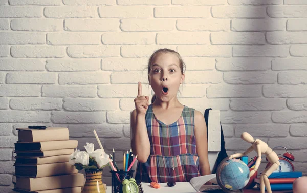 Yeni fikir olan kız öğrenci masasında oturur