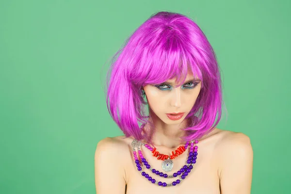 Woman in violet wig with fashionable makeup. — Stock Photo, Image