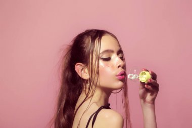 Kabarcık üfleyici el moda modeli.