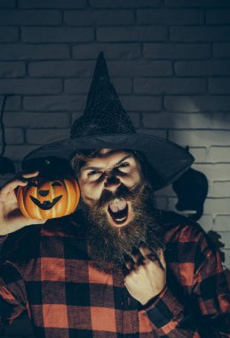 Kabak ile karanlıkta bağırarak Cadılar Bayramı adam