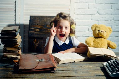Evrak Çantası'nı ve retro daktilo ile kitap okumak çocuk