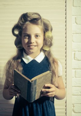 Kitap ile küçük bebek.