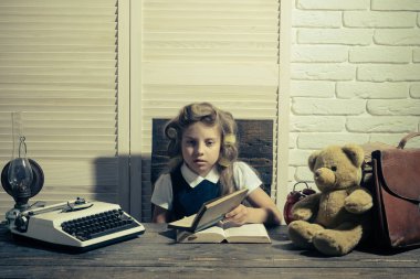 Evrak çantası ve çalar saat ile çocuk.