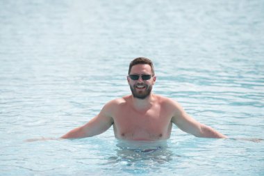 Adam bel derin mavi deniz su ayakta